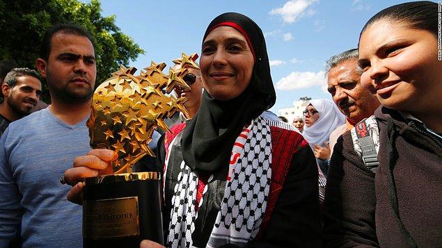 2. 2016 yılında ise Filistinli öğretmen Hanan al-Hroub 1 Milyon dolar ödül aldı çünkü her zaman şiddete karşı bir tutum gösteriyor. Hroub, Bentlehem'de mülteci kamplarında büyümüş ve şimdi lisede öğretmen.