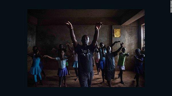 3. Afrikalı Mike Wamaya ise profesyonel dansçı. Kenya'da sürekli bağış yapıyor ve evsiz öğrencilere sanat ve dans dersleri veriyor.