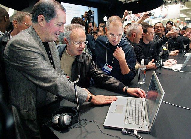 2006'da Jobs büyük ihtimalle Mac'i kurtaran önemli bir adım attı. Her ikisi de Intel işlemcilerle gelen Bir iMac ve ilk MacBook Pro piyasaya sürüldü.