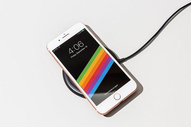 6. iPhone X gibi iPhone 8 ve 8 Plus da hızlı şarj ve kablosuz şarj özelliğine sahip.