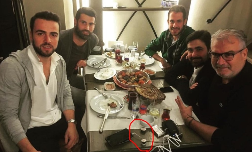 Volkan Demirel ve Melih Mahmutoğlu'nun İçtikleri Rakıyı Gizlemesi Dikkatli Gözlerden Kaçmadı