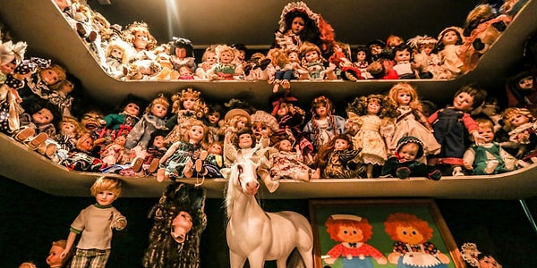 Однако на сегодняшний день самой жуткой комнатой является кукольный дом, наполненный десятками кукол, полученных с сайта "Craigslist" и благотворительных магазинов.