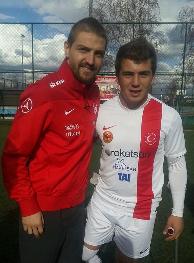 Muhammet Yeğen. Doğuştan bir bacağı kısa.