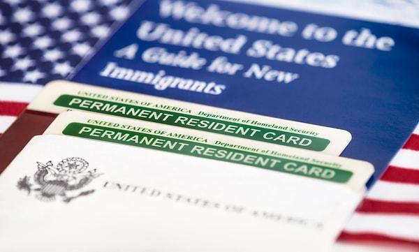 Green Card, göçmenlik yasasıyle şekillendiği için vize başvurularının askıya alınması Green Card'a yönelik başvuruları etkilemeyecek.