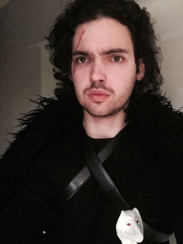 17. Jon Snow olmak için saç sakal gerekiyor.