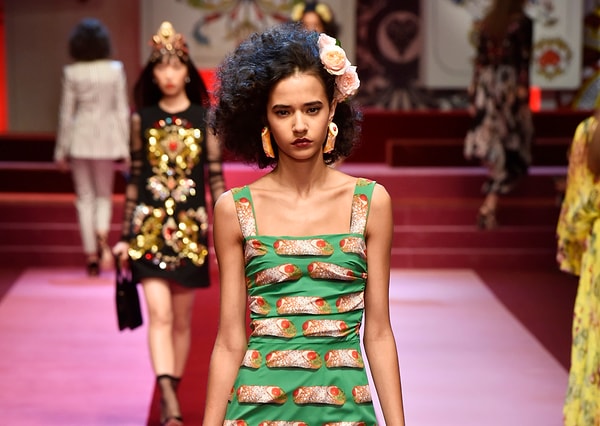 За ними последовали наряды из серии вегги-поп-арта в стиле Энди Уорхола, появление которых напоминала не что иное, как вылетающий из раскаленной кастрюли горячий попкорн.