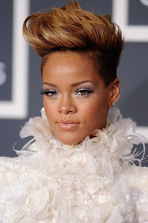 Ocak 2010'da NRJ Müzik Ödülleri'nde Yılın Kadın Sanatçısı ödülünü alırken yeni saç stiliyle beraber karamel ombreye bir şans vermişti.