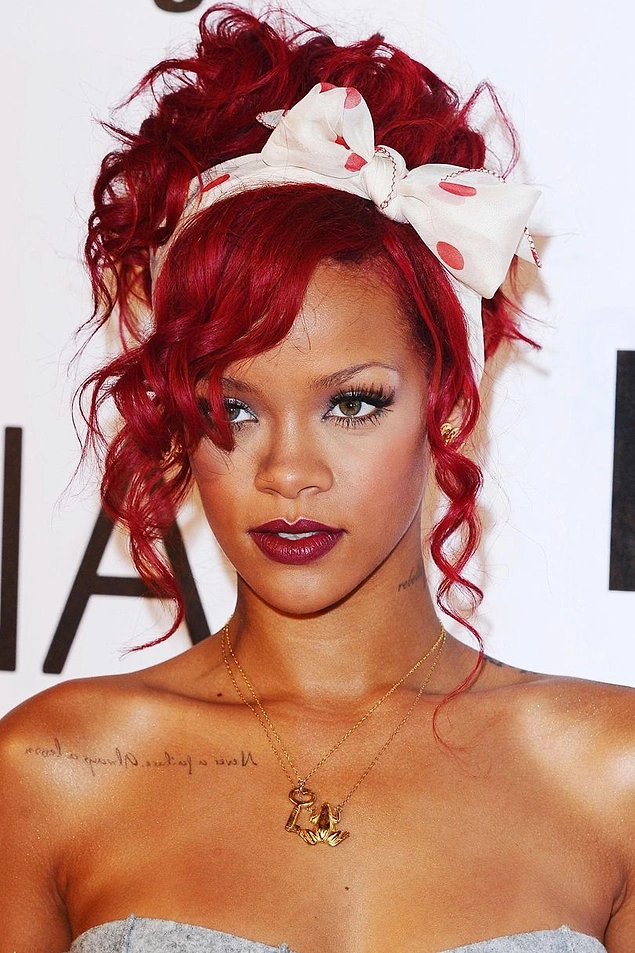 Her Zaman Sasirtan Yenilik Kralicesi Rihanna Nin Sac Stili Evrimini Inceliyoruz Onedio Com