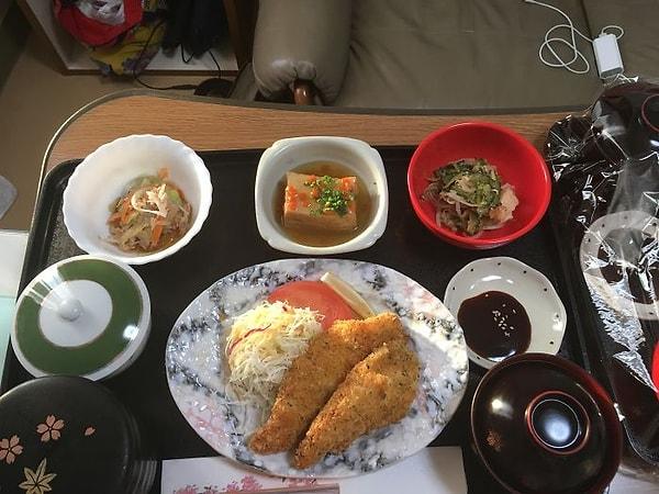 Lahana salatası ve tavuk kroket, acı kavunlu sebze sote, agedashi tofu, havuç salatası, pilav, miso çorba