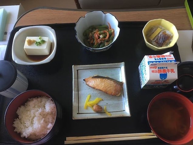 Somon, tofu, ıspanak salatası, natto (fermente soya fasulyesi), miso çorbası, pilav, süt