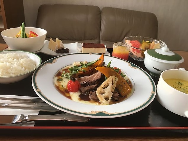 Kamembert krem peyniri ve kuru üzüm, rozbif, patates püresi, balkabağı, gravy soslu lotus kökü, mısır çorbası, pilav, salata, tiramisu, meyve, portakal suyu, yeşil çay