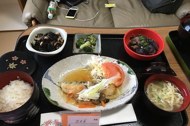 Mantar soslu somon, soba usülü erişte, pilav, patlıcanlı dana eti, brokoli, hijiki salatası