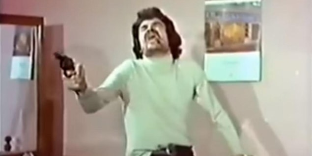 Bu yılın başlarında efsane oyuncu Bülent Kayabaş'ı kaybettik. Fakat canlandırdığı bu sahneyle şimdilerde İngiliz basınına konu oldu.