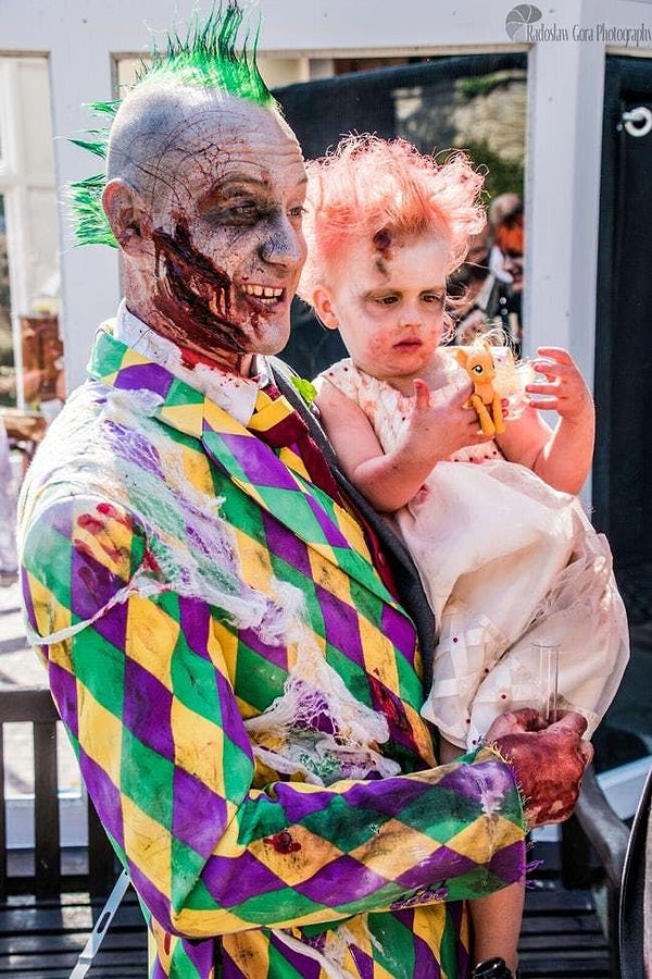 8. Какая же вечеринка без малыша-зомби?