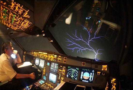 'Aziz Elmo Ateşi' Adı Verilen Atmosferdeki Elektriklenmenin İçinden Geçen THY Uçağı