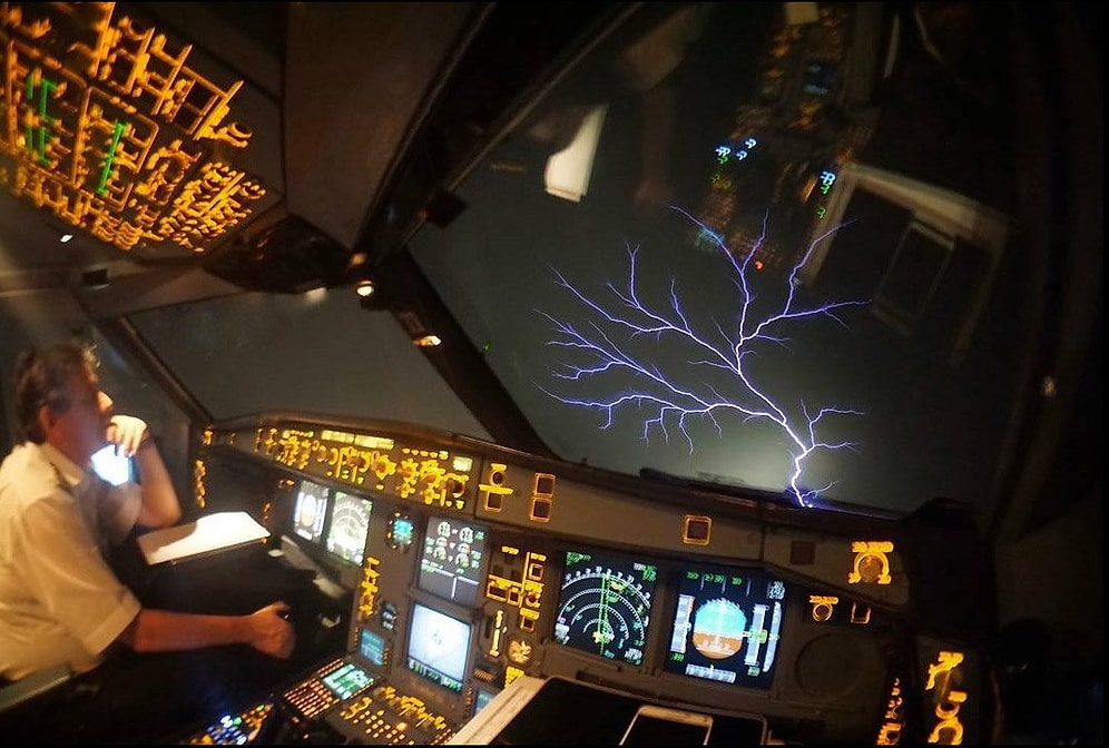 'Aziz Elmo Ateşi' Adı Verilen Atmosferdeki Elektriklenmenin İçinden Geçen THY Uçağı