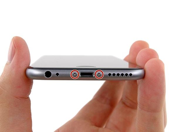 9. iPhone'un alt tarafında bulunan vidaları kontrol edin.