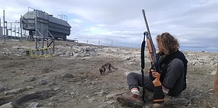 Dünyanın En İlginç Mesleği! Gizli Bir Üssü Tüfeğiyle Kutup Ayılarından Koruyan Adamla Tanışın!
