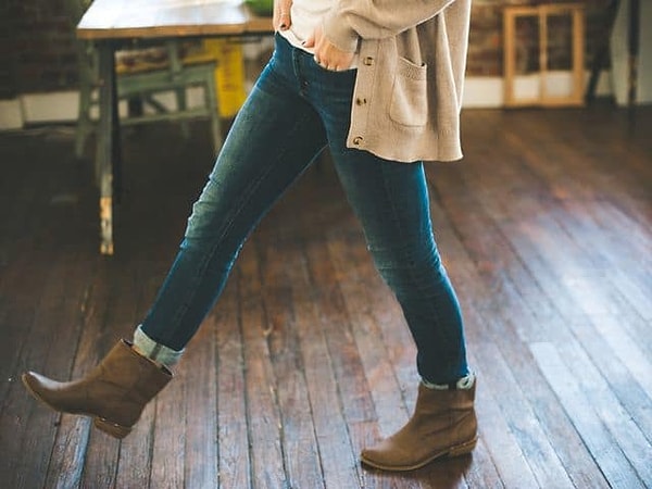 1. Представьте, что вы меряете джинсы, которые идеально на вас сидят, но у вас нет налички, а только кредитка. Вы их купите?