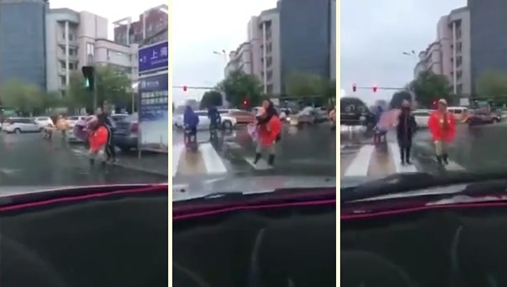 Öğrenciyi Sırtına Alarak Sudan Karşıya Geçiren Koca Yürekli Temizlik Görevlisi Kadın