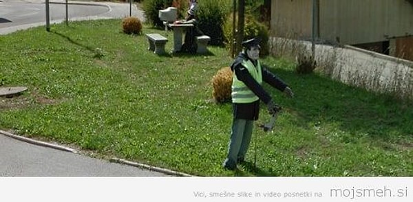 2. Чучело словенского гаишника при исполнении обязанностей, в то время как настоящий отдыхает поблизости