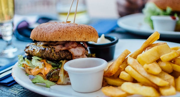 5. Ест среднестатистический человек 4 года и 6 месяцев