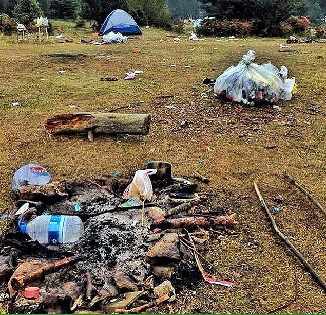 Bırakılan çöpler, yağmur ve rüzgarın etkisiyle çevreye de yayıldı. Temizlik çalışmaları ise ancak salı günü yapılmaya başlandı.