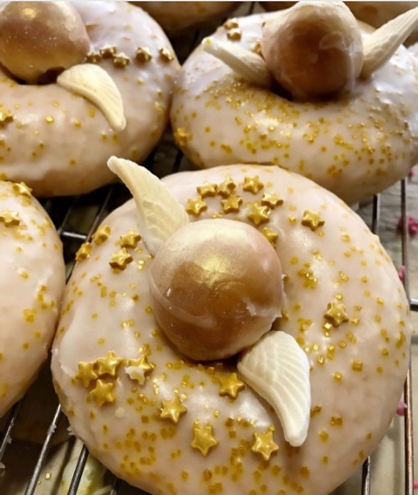 1. Эти пончики со вкусом сливочного пива начали продавать в кондитерской Sugar Shack в Виргинии, США, и выглядят они просто протрясающе!