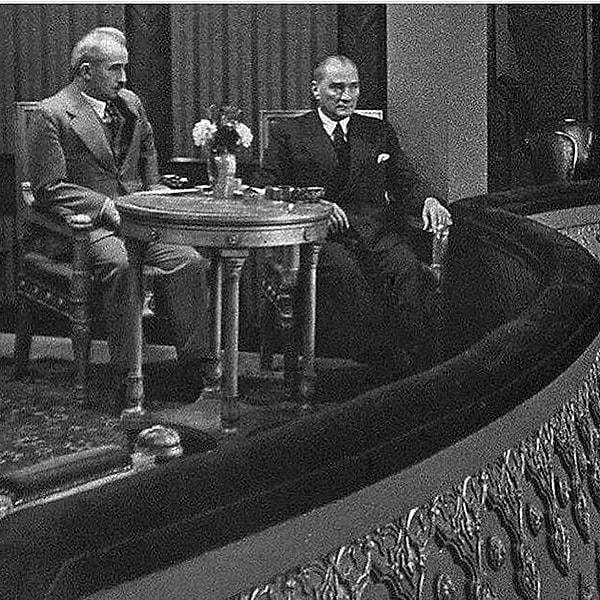 22. Asalete bakar mısınız... 1935, dönemin Cumhurbaşkanı ve Başbakanı; Ankara'da Adnan Saygun'un operasını izlerken çekilmiş bir kare.
