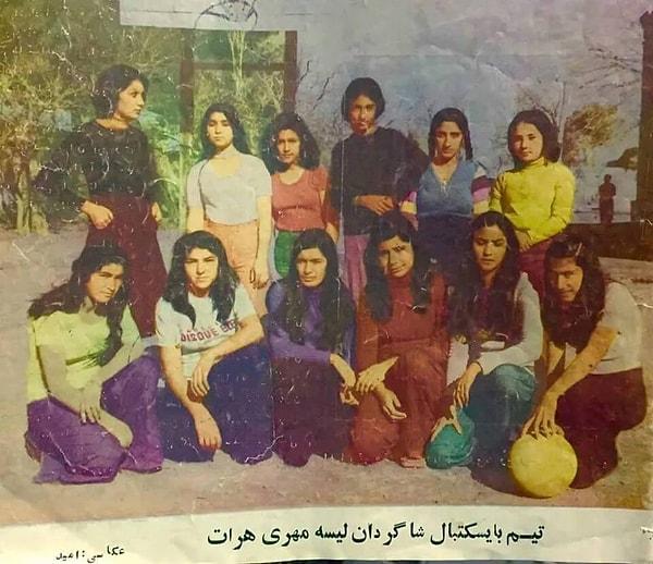 11. Afganistan'da bir lisede kadın basketbol takımı, 1980ler.
