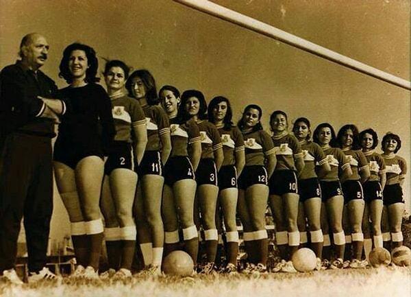 21. Türkiye'nin bilinen ilk kadın futbol takımı, 1971.