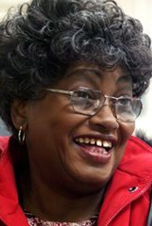 15 yaşındaki Claudette Colvin, Rosa Parks'tan 9 ay önce, otobüs şoförüne ve polis memurlarına karşı çıkıp oturduğu yerden kalkmayı reddetmişti.