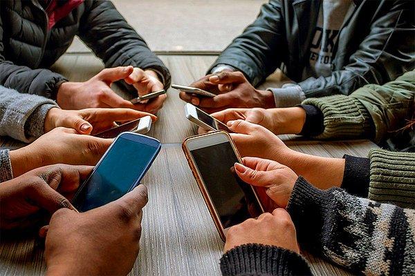 Araştırmacılar, akıllı telefonlarını yoğun bir şekilde kullanan 16 kişiyle hiç kullanmayan 35 kişiyi karşılaştırdı.