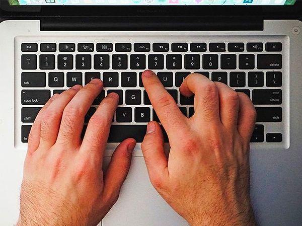 Bilgisayar kullanırken doğru klavye kısayollarını bilmek internette gezerken, bir dokümanla çalışırken ya da genel kullanım sırasında büyük zaman kazandırır.