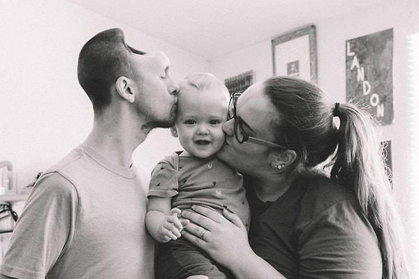 5. Чудесным образом Остин очнулся после всего перенесенного вскоре после того, как родился ребенок, а через 2 месяца он встретился с сыном лично.