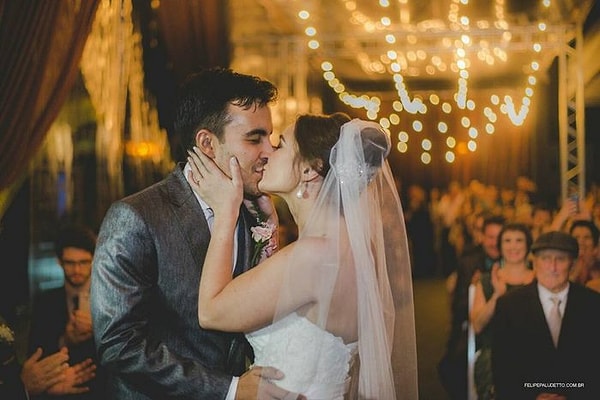 8. Пара пустилась на его поиски, они искали собаку по всему городу.