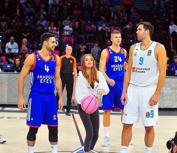 12. Elçin Sangu, Anadolu Efes ve Real Madrid basketbol maçında, meme kanserine dikkat çekmek amacıyla pembe bir top ile hava atışı yaptı.