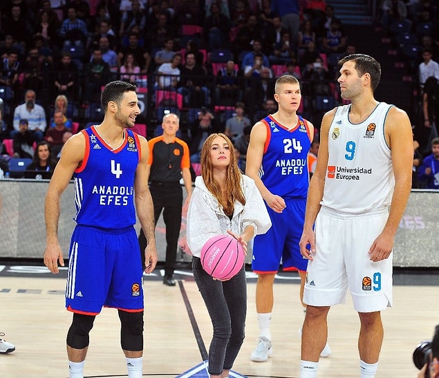 12. Elçin Sangu, Anadolu Efes ve Real Madrid basketbol maçında, meme kanserine dikkat çekmek amacıyla pembe bir top ile hava atışı yaptı.