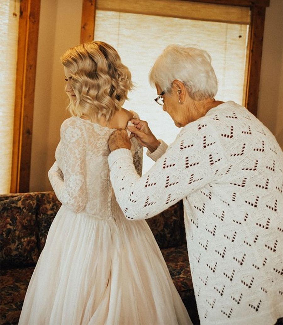 Видеть дочь в платье. Платье на золотую свадьбу для бабушки. Свадебное платье для пожилой невесты. Старуха в свадебном платье. Платье для бабушки на свадьбу.