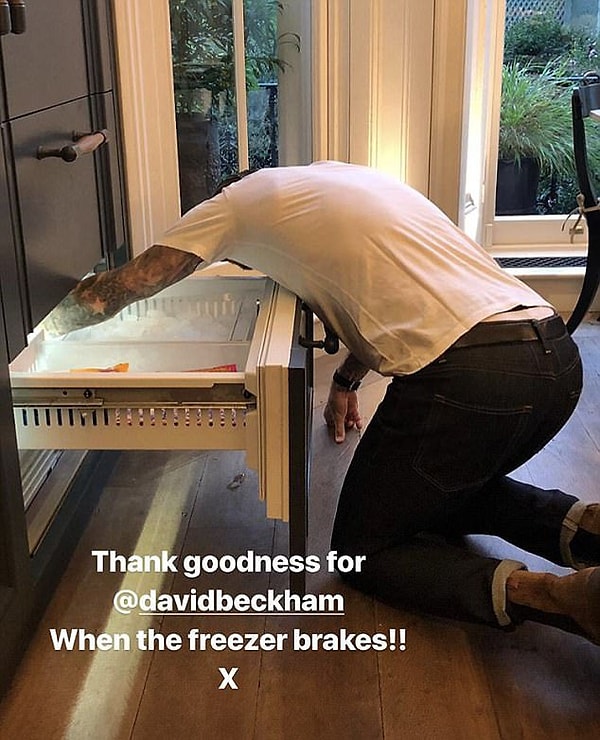 Как бы там ни было, Виктория - не единственный Бекхэм, орудующий на кухне. 12-летний сын Бекхэмов, Круз, выставил в Инстаграм фото своего знаменитого отца, который пытается починить морозилку.