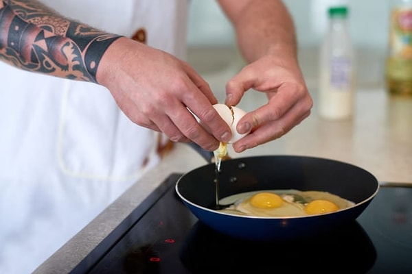 11. Сковороды с антипригарным покрытием подходят только для жарки яиц и блинов