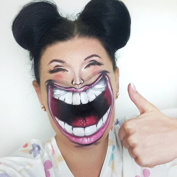 9. Лицо с огромной улыбкой: