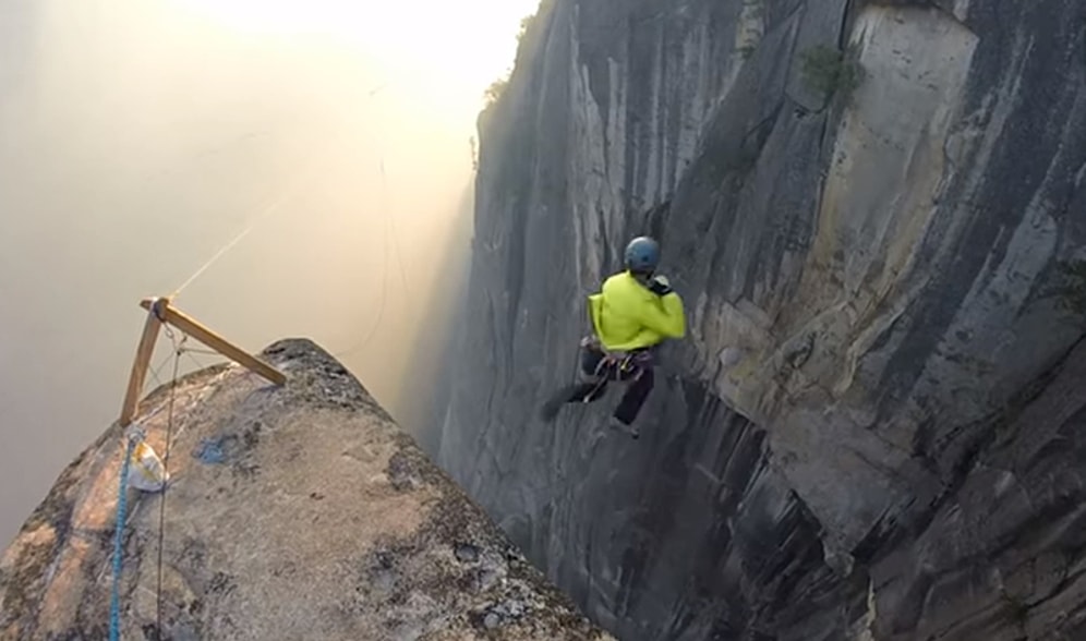 240 Metre Yükseklikten, Sadece Tırmanma İpiyle Kendini Boşluğa Bırakan Çılgın Adam
