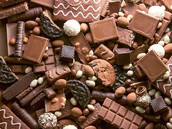 6. Выберите конфеты/печенье, чтобы украсить весь торт: