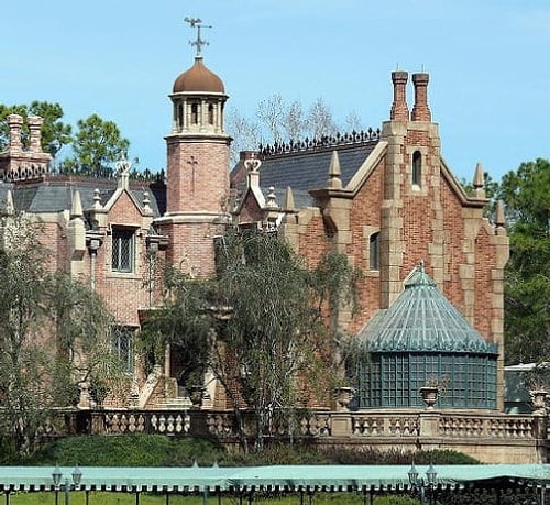 Haunted Mansion turunda, 15 yaşındaki bir kız kuzenini korkutmaya çalışırken araçtan düştü ve altında ezildi.