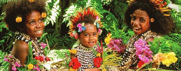 Papua Yeni Gine, ise bu bölgede yaşayan yerel halkı tasvir eden bir grup kelime. İddiaya göre "papua" "kabarık saçlı demek", "Guinea" ise İspanyolca'da "kaşif" anlamına geliyor.
