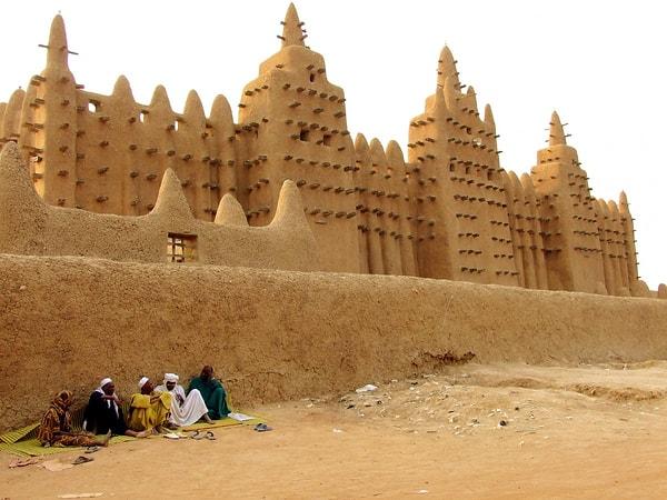 18. Mali'de bulunan ve yaklaşık 3.000 kişi kapasiteli Cenne Büyük Camii...