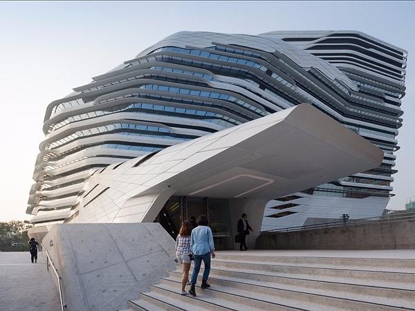 26. Zaha Hadid adlı mimarın modern çizgileri daha organik bir yapıya dönüştürdüğü Hong Kong Teknik Üniversitesi...