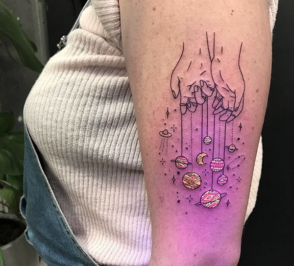 2. Ультрафиолетовые татуировки (также известные как татуировки черного цвета) сделаны с помощью чернил, которые светятся под ультрафиолетовым светом.