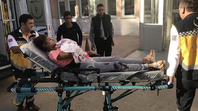 Komşular sesleri duyar duymaz hemen polise ve ambulansa haber verdiler. Hastaneye kaldırılan genç kadının boyununda, sırtında ve kollarında kesikler olduğu tespit edildi.